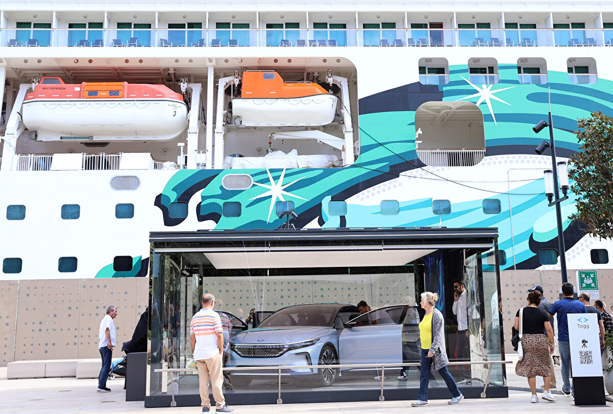 Aynı zamanda doğuştan yeşil olan Togg ile çevre dostu uygulamalarıyla Avrupa’nın ikinci en büyük LEED Platin sertifikalı projesi unvanını kazanan Galataport İstanbul, inovatif yaklaşıma ek olarak sürdürülebilirlik açısından da güçlü bir birliktelik sergiliyor.<br><br>