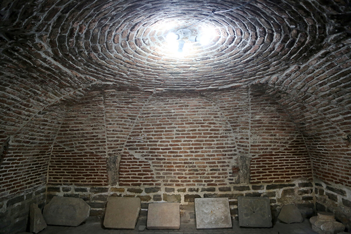 Urumiye kenti ve civarına aynı kümbetten 2 tane daha olduğu ve bu nedenle Üç Kümbet adını aldığı belirtiliyor. Geçen zaman içinde diğer 2 kümbete dair günümüze ulaşan herhangi arkeolojik kalıntıya da rastlanmadı. Bu nedenle 2 kümbetin yok olduğu ve sadece mevcut kümbetin ayakta kaldığı düşünülüyor. Buna karşılık yapının basit plan formundan dolayı bu adla anıldığını düşünenler de var.