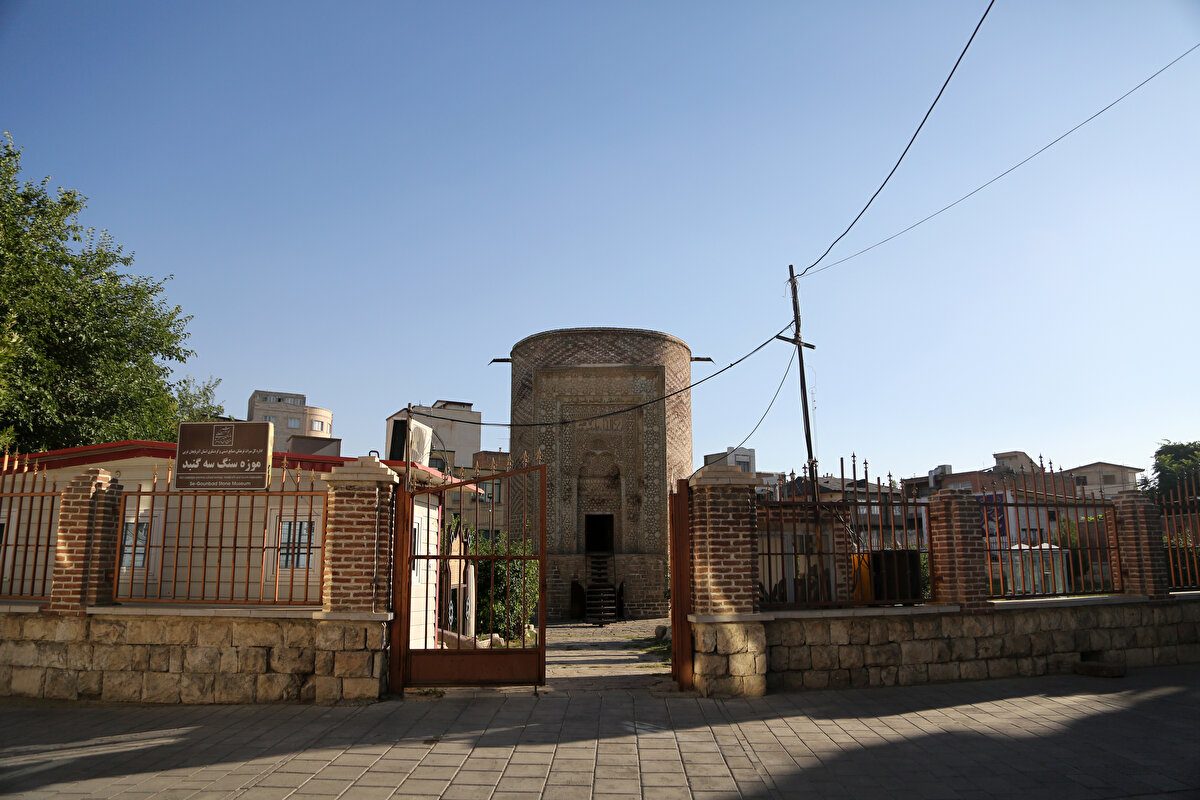 Üç Kümbet'in bahçesinde birçok mezarın yanı sıra Urartular ve eski İran tarihine ait kitabeler de yer alıyor. Daha önceleri eserin etrafı boşken şehrin genişlemesiyle birlikte Üç Kümbet de mahalle arasında kaldı. 7 Aralık 1935'te İran millî eseri olarak kayıt altına alınan ve günümüzde Sengi Se Kümbet adıyla müzeye dönüştürülen yapı, yerli ve yabancı turistler tarafından ziyaret ediliyor.