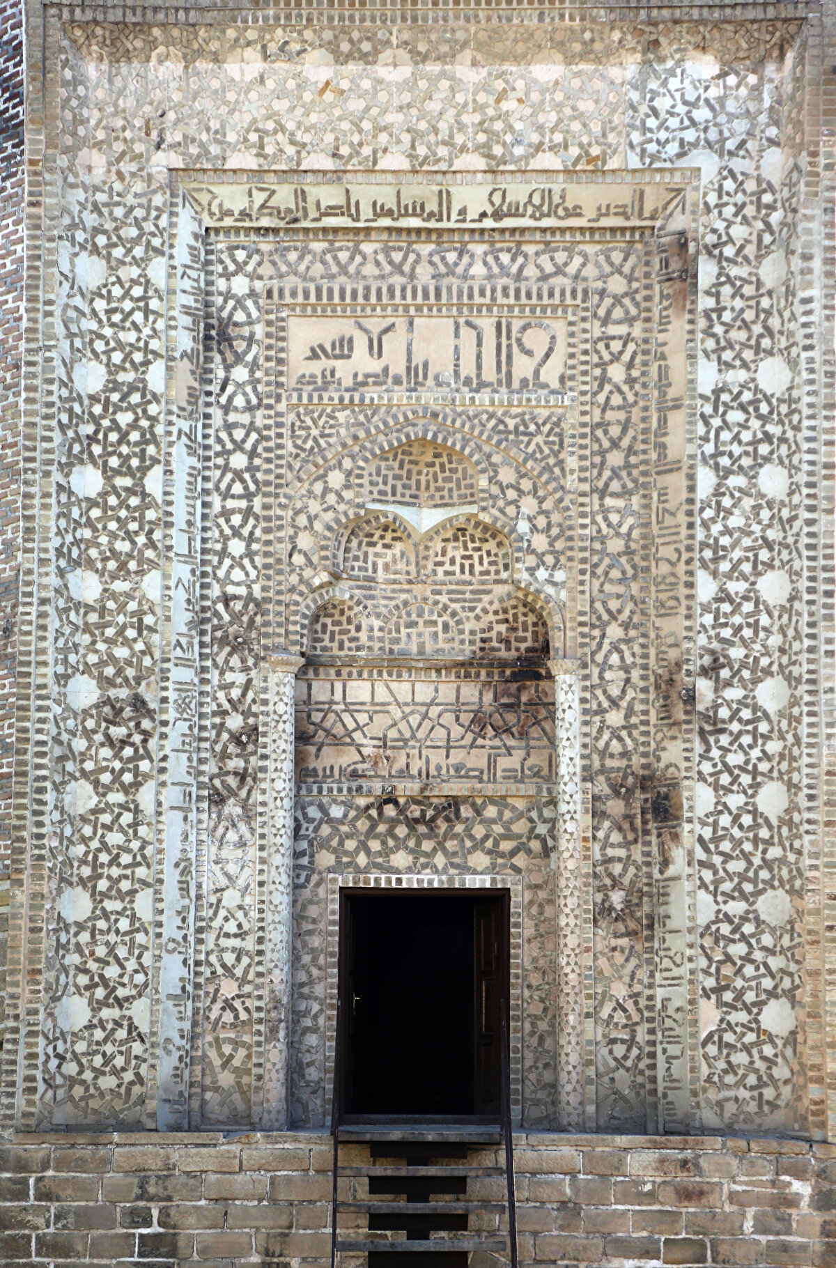 Urumiye kenti ve civarına aynı kümbetten 2 tane daha olduğu ve bu nedenle Üç Kümbet adını aldığı belirtiliyor. Geçen zaman içinde diğer 2 kümbete dair günümüze ulaşan herhangi arkeolojik kalıntıya rastlanmaması 2 kümbetin yok olduğu ve sadece mevcut kümbetin ayakta kaldığını düşündürse de yapının basit plan formundan dolayı bu adla anıldığını düşünenler de var.