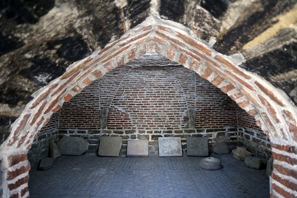 Yapı kaidede küçük taş, gövdede ise acur denilen lime tuğladan inşa edilmiş. Yapımda kullanılan taş ve tuğla parçaları geometrik nakışlarla bezenmiş.