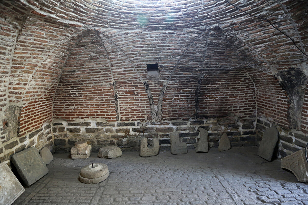 Önceleri Zerdüştilere ait ateş tapınağı olarak kullanılan iki katlı yapının alt katı sarnıca üst katı da türbeye dönüştürülüyor. 13 metre yükseklik ve 5 metre çapındaki yapının birinci kat kapısının yüksekliği 1,7 metre, türbe kısmı olan ikinci kapısının yüksekliği ise 2,5 metre.