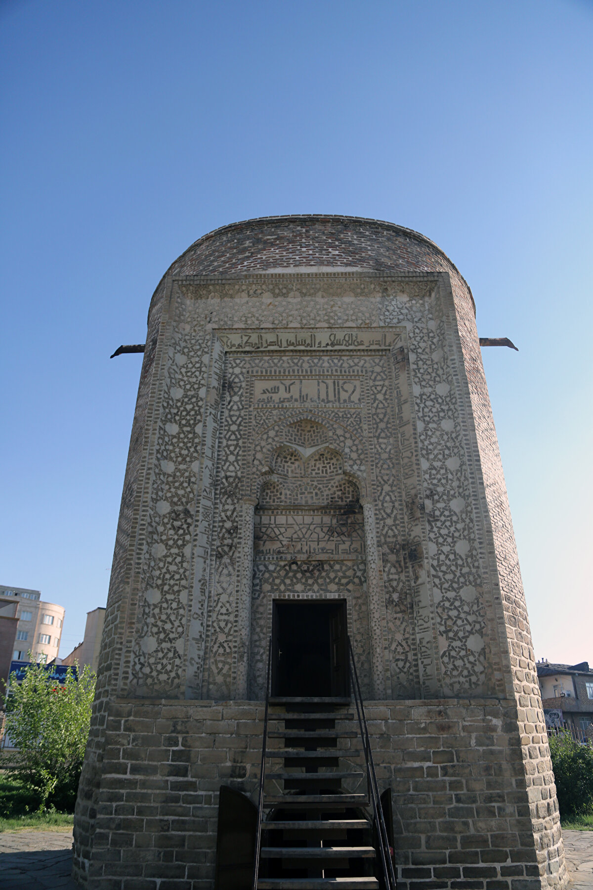 Selçukluların İran coğrafyasında hüküm sürdüğü 12-13. asırlarda burç şeklindeki türbelerin inşa edilmesi yaygın bir gelenek halini almıştı.