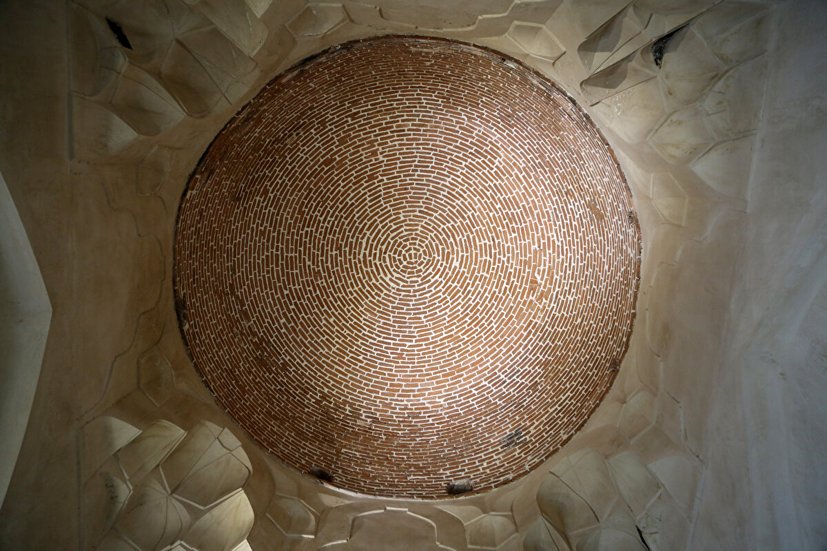 Kümbetin içindeki süslemeler ve kullanılan kahverengi tuğlaların ince bir maharetle dizilmesi kubbesinin sanatsal bir görüntü oluşturmasını sağlamış. Yapının mihrabı ise diğer Selçuklu dönemi mihraplarının karakterinde.