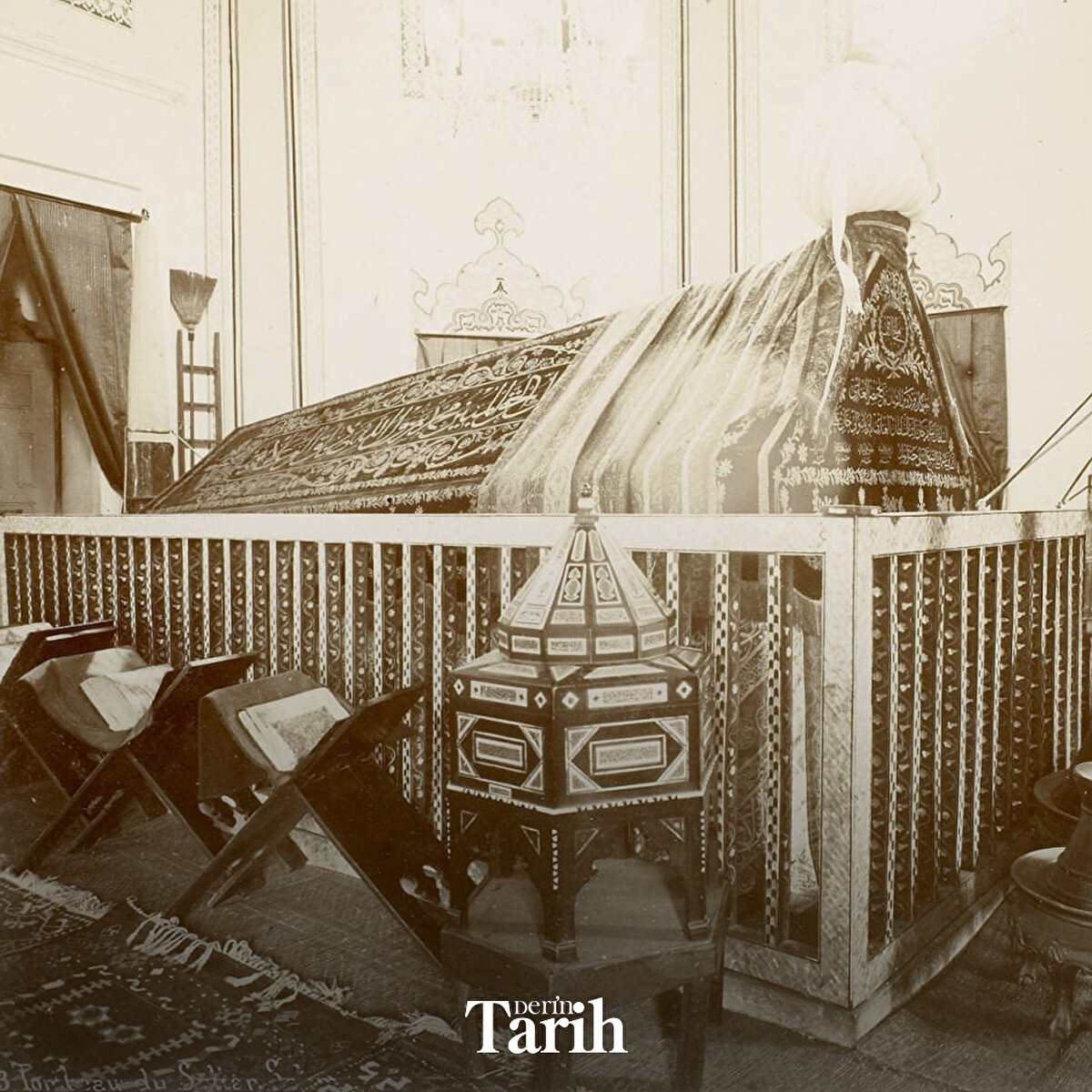 Türbesinde yalnızca kendi sandukası bulunur. Evliya Çelebi bu hali, “Sultan Selim’in kabr-i şerifinde olan mehâbet hiçbir padişah türbesinde yoktur, selîmî destarıyla güya bir ejder-i heftser-misâl (yedi başlı ejder misali) kemingâhta (pusuda) âmâde yatar” diye tasvir eder.