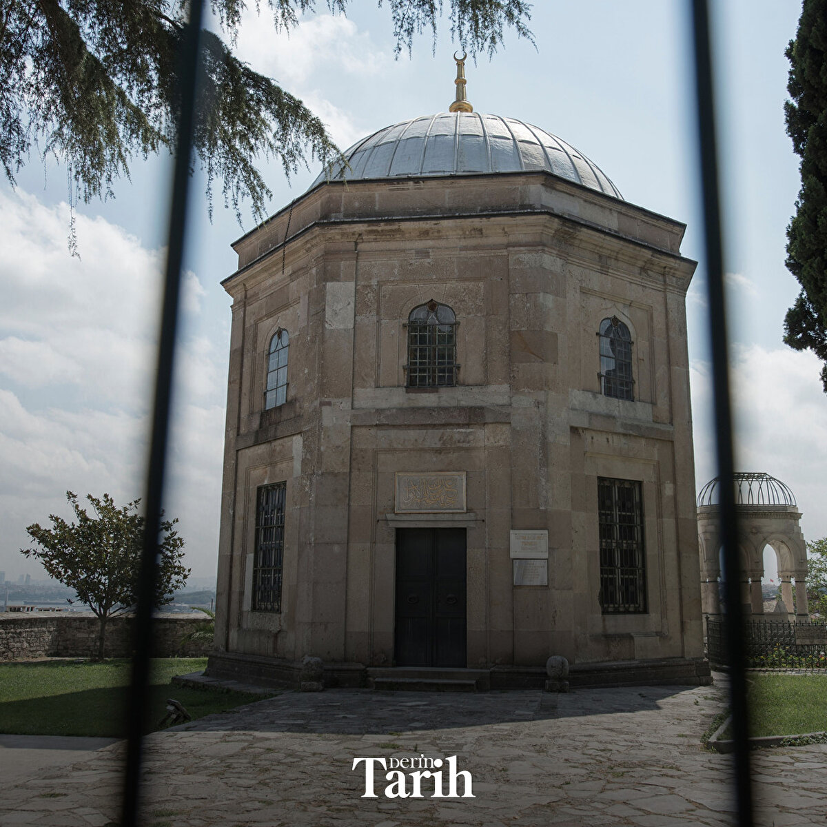 Onun saltanat dönemi, Osmanlı tarihi için bir dönüm noktasıydı. İslâm dünyası üzerinde bütünleştirici bir liderdi. Türbesi, Yavuz Selim Camii Külliyesi'ndedir.