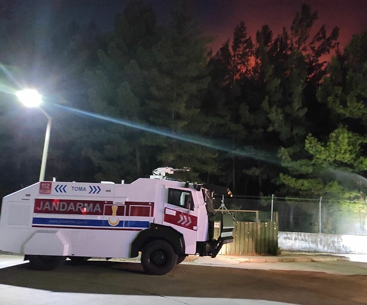 Milli Savunma Bakanlığı (MSB), yangın söndürme çalışmalarına helikopter, İHA ve araç desteği verildiğini bildirdi.<br><br>Bakanlıktan yapılan açıklamada, "AFAD'ın talebi üzerine Marmaris'te devam eden yangın söndürme çalışmalarına 2 helikopter, 1 İHA, arazözler, su tankerleri, dozerler, muhtelif yangın söndürme araçları ve görevli personelimizle destek sağlanmaktadır" ifadesi kullanıldı.