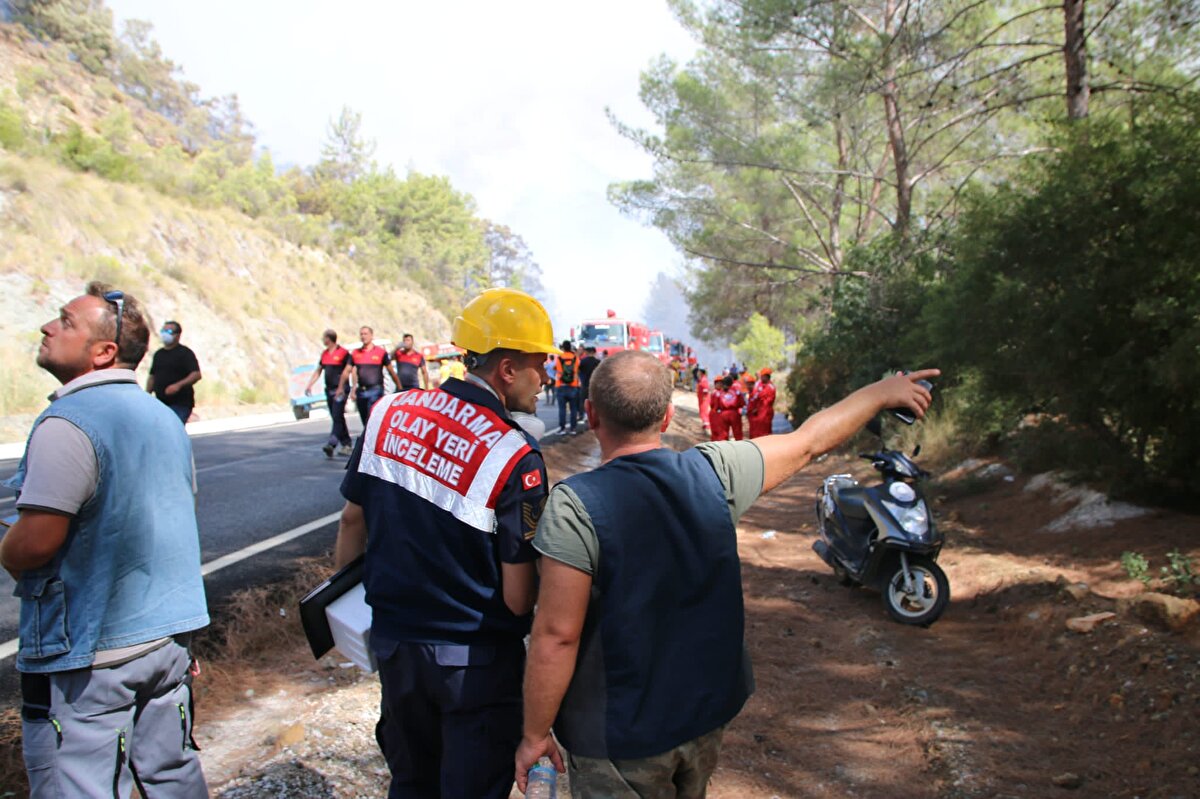 Öte yandan Kastamonu'dan söndürme çalışmalarına desteğe giden Rus yapımı bir helikopter, saat 16.10 sıralarında Denizli'nin Çardak ilçesi yakınlarında düştü.<br><br>İçişleri Bakanlığı; 2 kişinin hayatını kaybettiğini, 5 mürettebatın yaralandığını açıkladı.