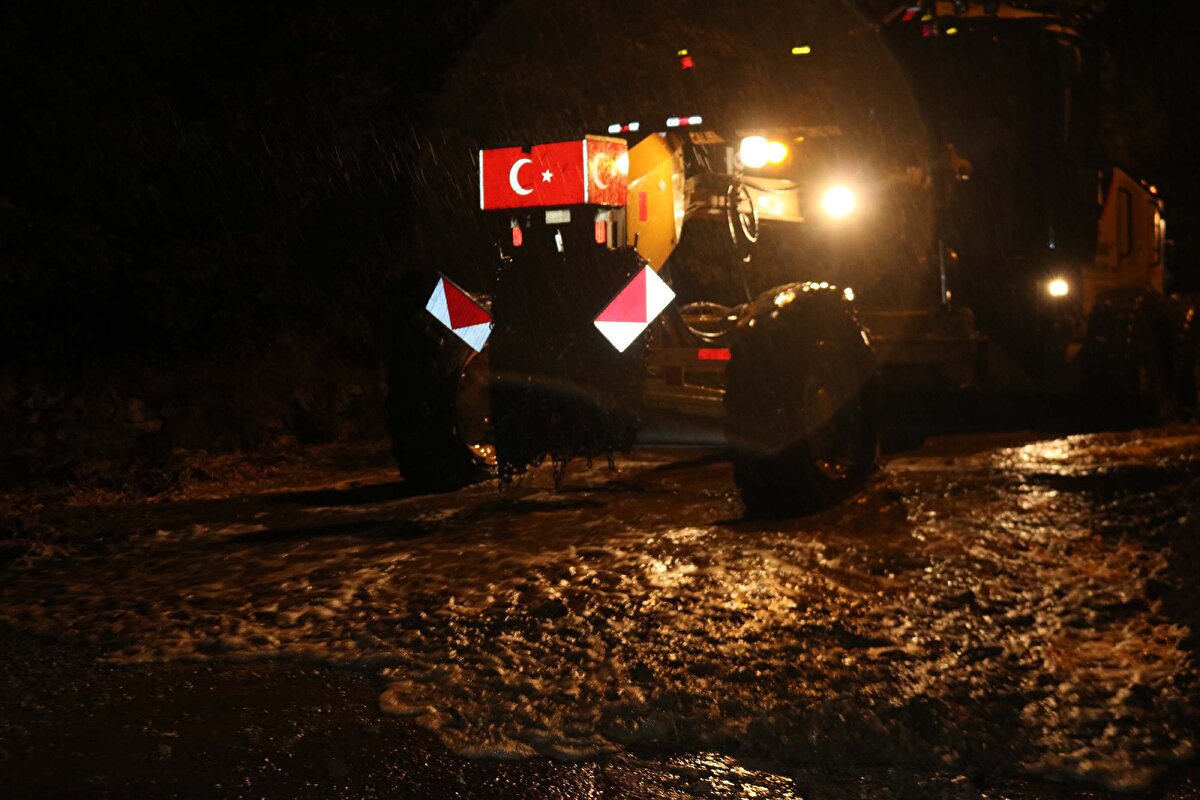 Kaya parçalarının düştüğü yolda oluşan su birikintileri ulaşımı aksattı.<br><br>Bölgeye sevk edilen İl Özel İdaresi ekipleri, iş makinesi ile köyde çalışma yaptı.<br><br>Köy muhtarı Ömer Kara, gazetecilere, yağışın ardından oluşan selin bazı alanlara zarar verdiğini belirterek, su şebeke hattında da hasar meydana geldiğini söyledi.