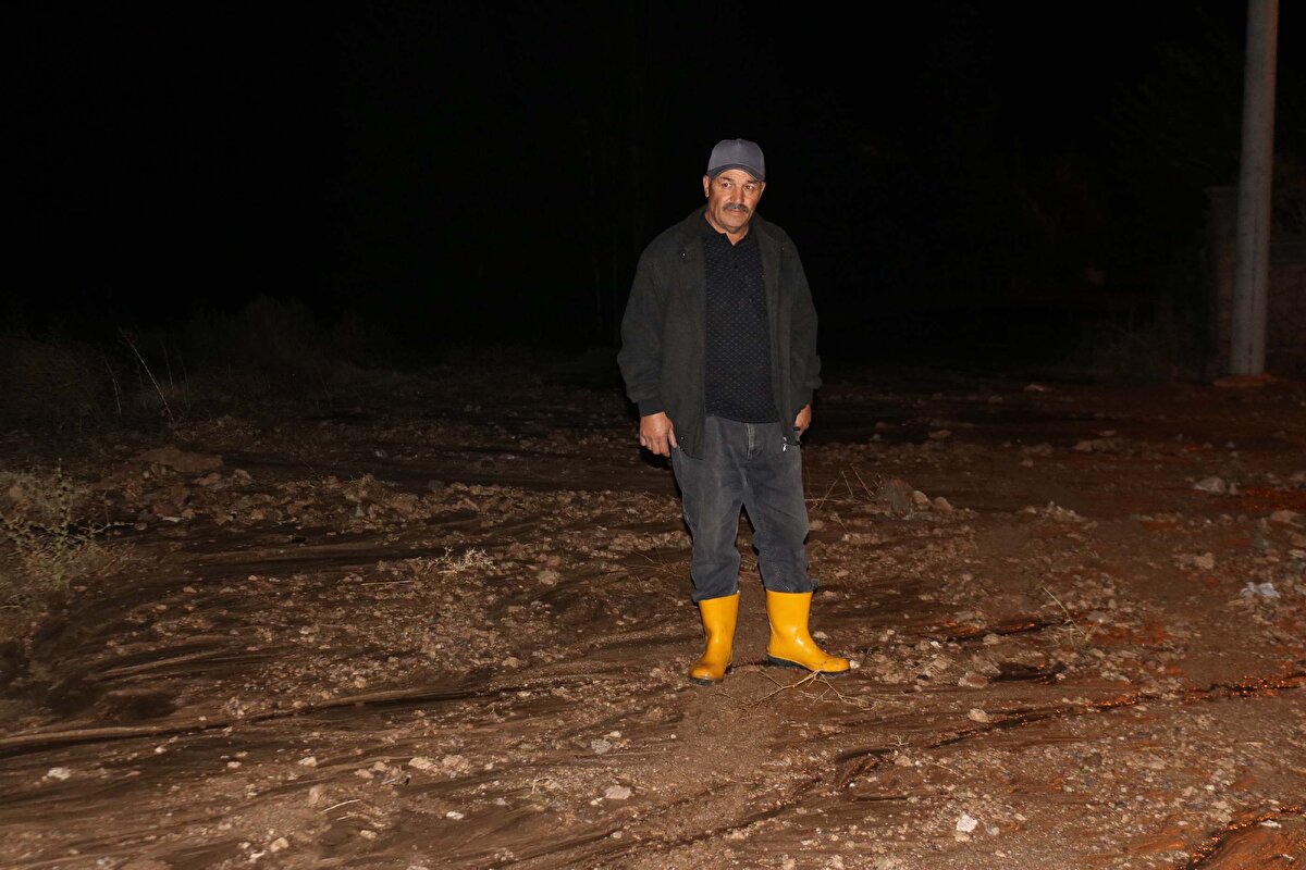 Nevşehir'in Gülşehir ilçesinde sağanak sonucu sel meydana geldi.<br><br>Akşam saatlerinde başlayan şiddetli yağış, Yeniyaylacık köyünde sele yol açtı.<br><br>Sel köyün sokaklarında hasara neden olurken, 4 evin bahçe duvarı da yıkıldı.