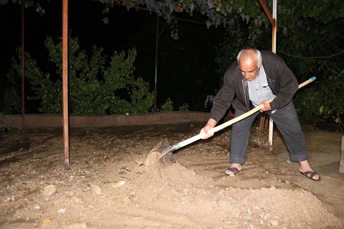 Osmaniye'de ise fırtına ve sağanak nedeniyle ev, iş yeri ve alt geçitleri su bastı.<br><br>Gece saatlerinde başlayan sağanak, hayatı olumsuz etkiledi. Birçok ev ve iş yerinin zemin ile bodrum katlarını su bastı.<br><br>