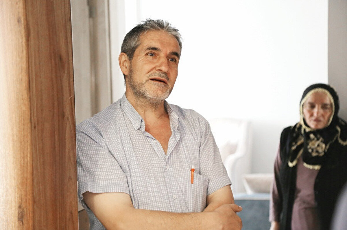 Yüzler gülüyor<br>Tamamlanan TOKİ Esenler Kentsel Dönüşüm Projesi’nde konutlarına yerleşen vatandaşlarla konuştuk. Volkan Çolak, “Çok beklemedik. Pandemi olduğu için 1 yıl geç teslim aldık. Esenler Oruç Reis'ten buraya taşındık. Çünkü binamız çok eskiydi. Artık depreme dayanıklı bir evimiz oldu. Memnunuz” dedi.