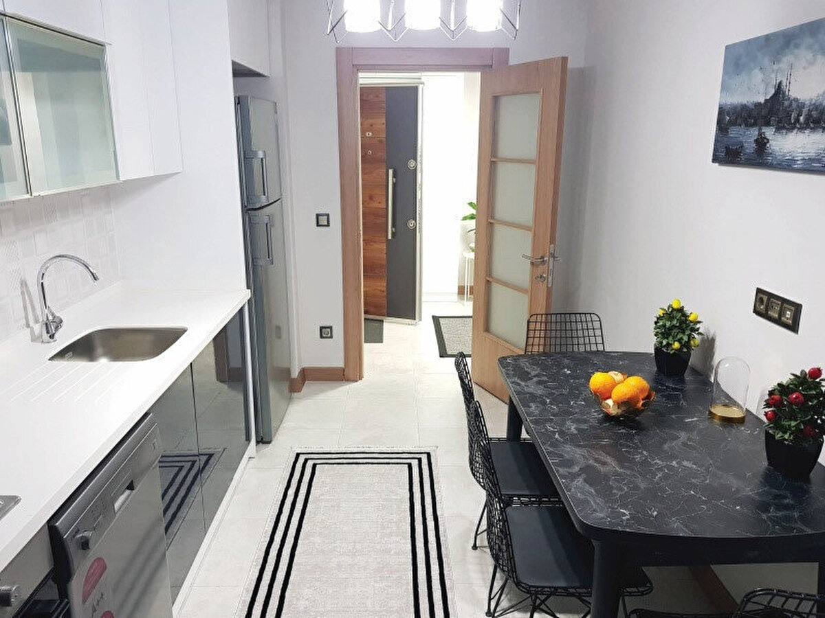 EBEVEYN BANYOSU VAR<br>Model kentsel dönüşüm projesindeki 3+1 daireler, 110 ile 125 metrekare arasında değişiyor. Her dairede balkon, banyo, ebeveyn banyosu, alaturka ve alafranga tuvalet bulunuyor. 110 metrekare dairenin 5 metrekare balkonu, 10’ar metrekare iki yatak odası, 23 metrekare salonu ve 16 metrekare ebeveyn odası bulunuyor.<br><br>
