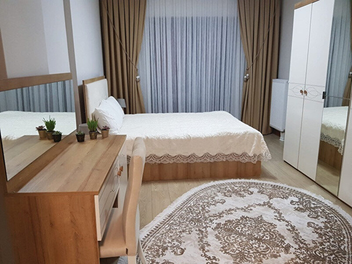 12 metrekare büyüklüğündeki mutfak ise kullanışlı dolapları ile göz dolduruyor. 3+1 daireler ise geniş aileler için ideal görüntü veriyor.<br><br>KÜÇÜKLER AMERİKAN MUTFAKLI<br>Sosyal konut projesinde 2+1 daireler 80 ile 100 metrekare arasında yükselecek. 80 metrekare olanlarda Amerikan mutfak, 100 metrekare olanlarda ise 12 metrekare mutfak olacak. 100 metrekarelik dairede 23 metrekare salon, 6 metrekare balkon, 11 metrekare çocuk odası, 12 metrekare ebeveyn odası var.