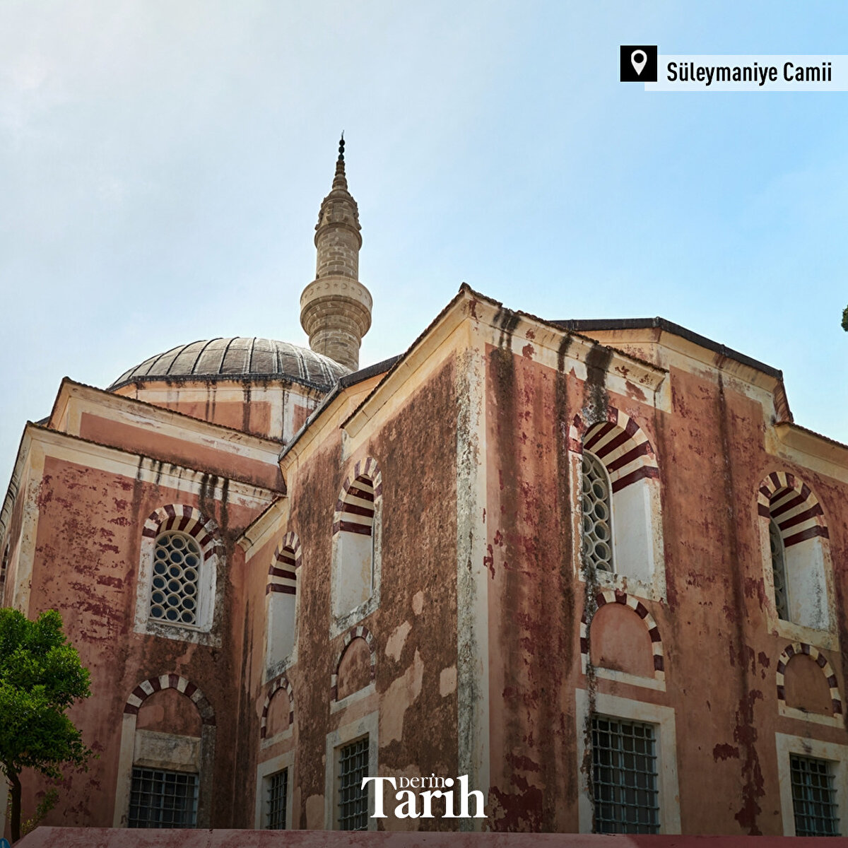 📌Süleymaniye Camii

Fetihten (1522) hemen sonra Kanûnî Sultan Süleyman adına yaptırıldı. Evliya Çelebi, caminin minare kapısı yanında 1533-34 tarihini veren bir tamir kitâbesini kaydetmişti.
