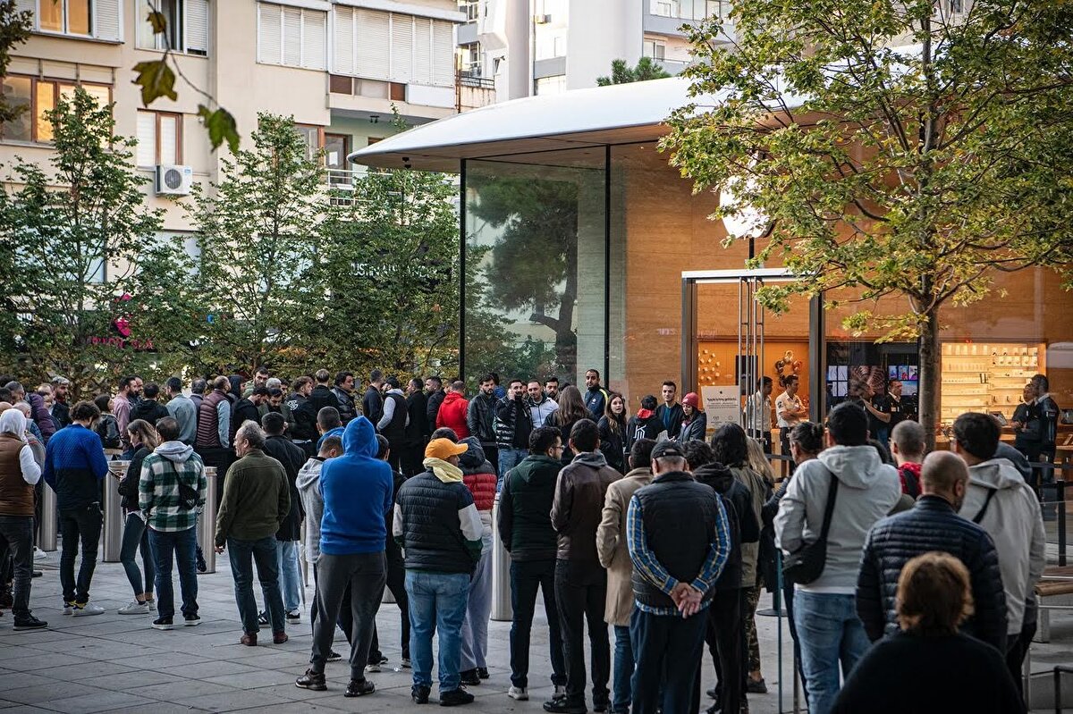 iPhone 14, iPhone 14 Pro ve iPhone 14 Pro Max bugün Türkiye'de satışa çıktı. Satışın ilk gününde Apple Store’larda uzun kuyrukların oluşması dikkat çekti.