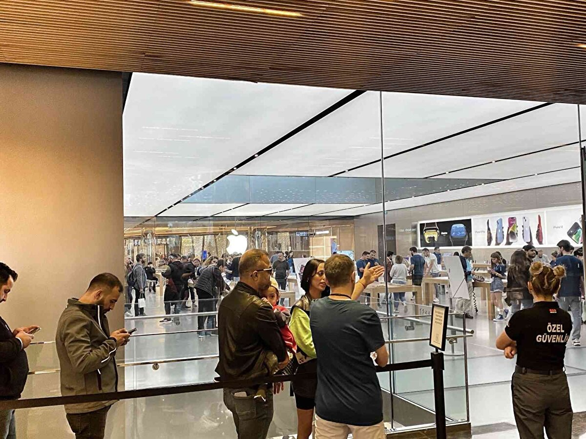 Yeni model telefon almak isteyen vatandaşlar günler öncesinden rezervasyon yaptı.