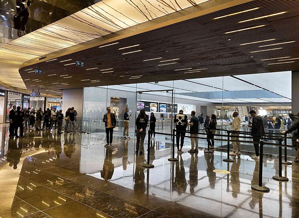 Sabah saatlerinde geldiğini ifade eden bir başka vatandaş ise “Yaklaşık 45 dakika bekledim. Çalışan arkadaşlar yardımcı oluyorlar. Her sene ilk çıktığı zaman alıyorum. 1 terabaytlık modelini 57 bin TL’ye aldım” diye konuştu.<br><br>