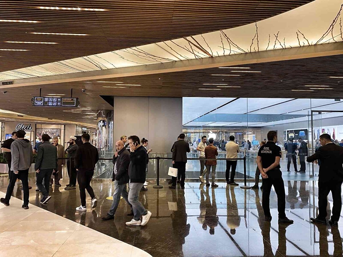 Rezervasyonlarını oluşturan vatandaşlar gecenin ilk saatlerinden itibaren mağaza önlerinde beklemeye başladı. 30 bin 999 TL ile 57 bin 200 TL arasına değişen fiyatlarla satışa sunulan telefonlar yoğun ilgi gördü.<br><br>