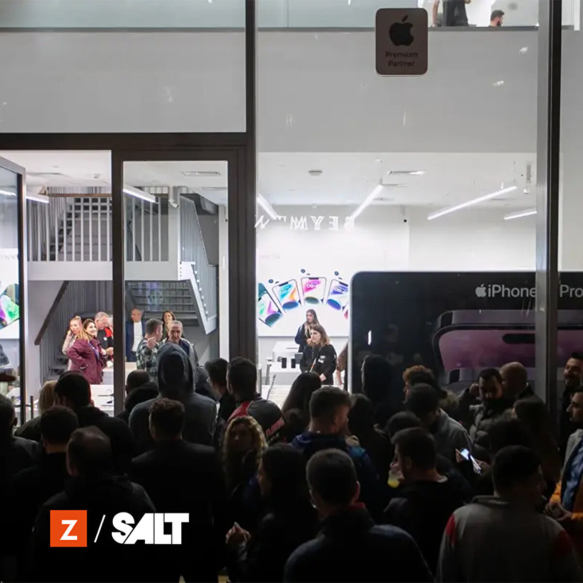 Satış için 16 Eylül’de ön sipariş alınmaya başladı. Aynı zamanda yeni mağazasının da açılışını gerçekleştiren marka ön sipariş veren müşterilerini 21:30’da mağazaya davet etti.