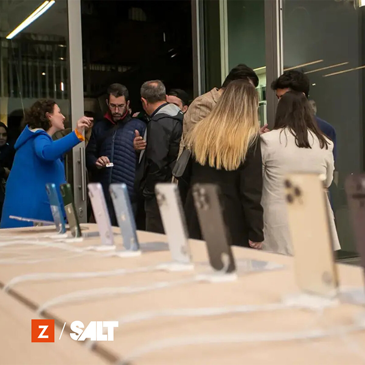 Saatler 00:01’i gösterdiğinde ise mağazanın kapıları açılarak ön sipariş veren için açıldı. Ardından da siparişini verdikleri ürünü satın aldılar. Serinin giriş ürünü iPhone 14 128 GB 30 bin 999 TL’den satışa sunulurken Pro Max modelinin en büyük depolama kapasitesine sahip iPhone 14 Pro Max 1 TB 57 bin 199 TL.