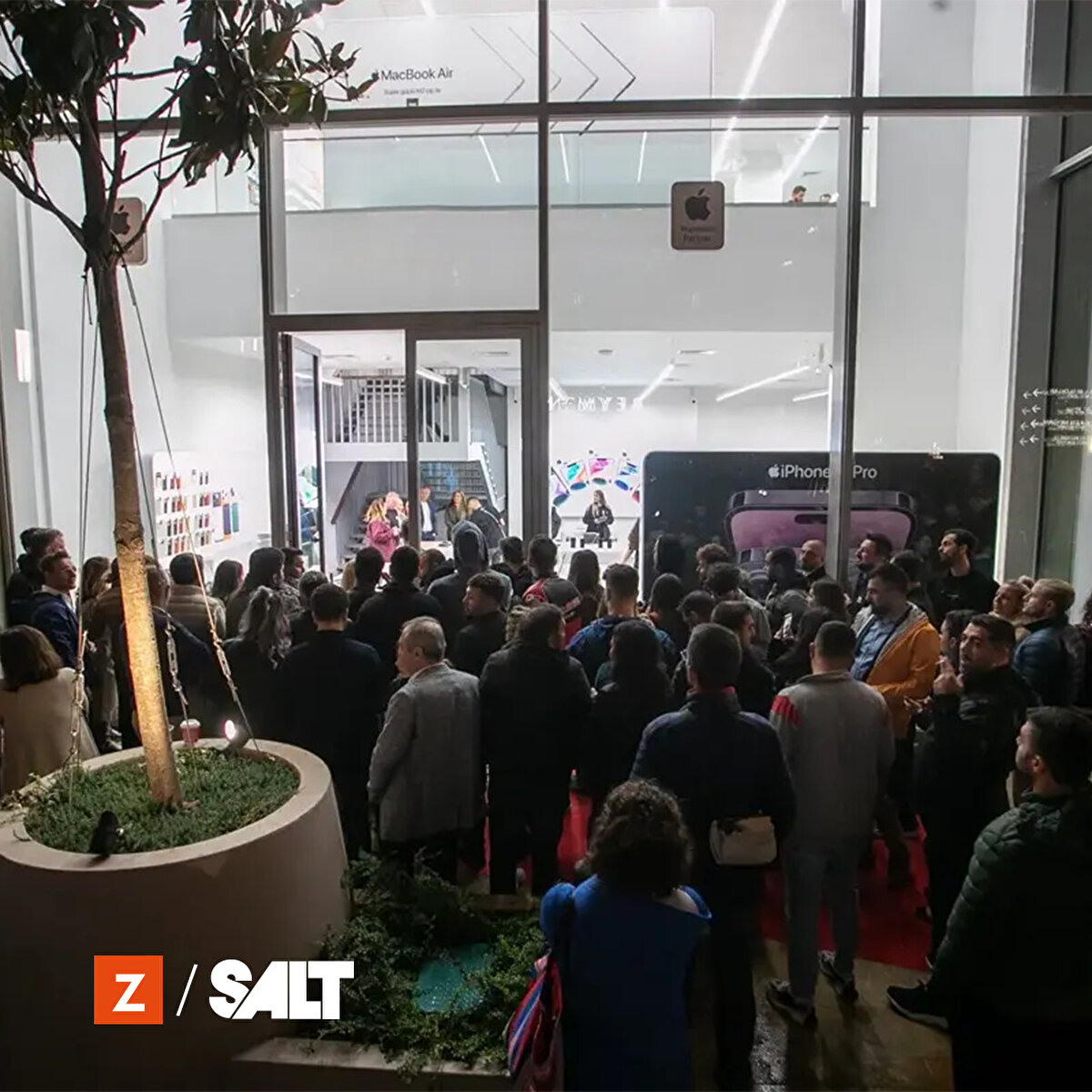 Apple Türkiye, Kimi kullanıcıların gece yarısı, kimi kullanıcıların ise sabahın erken saatlerinde yeni iPhone’lar için sıraya girdiğinin altını çizdi.