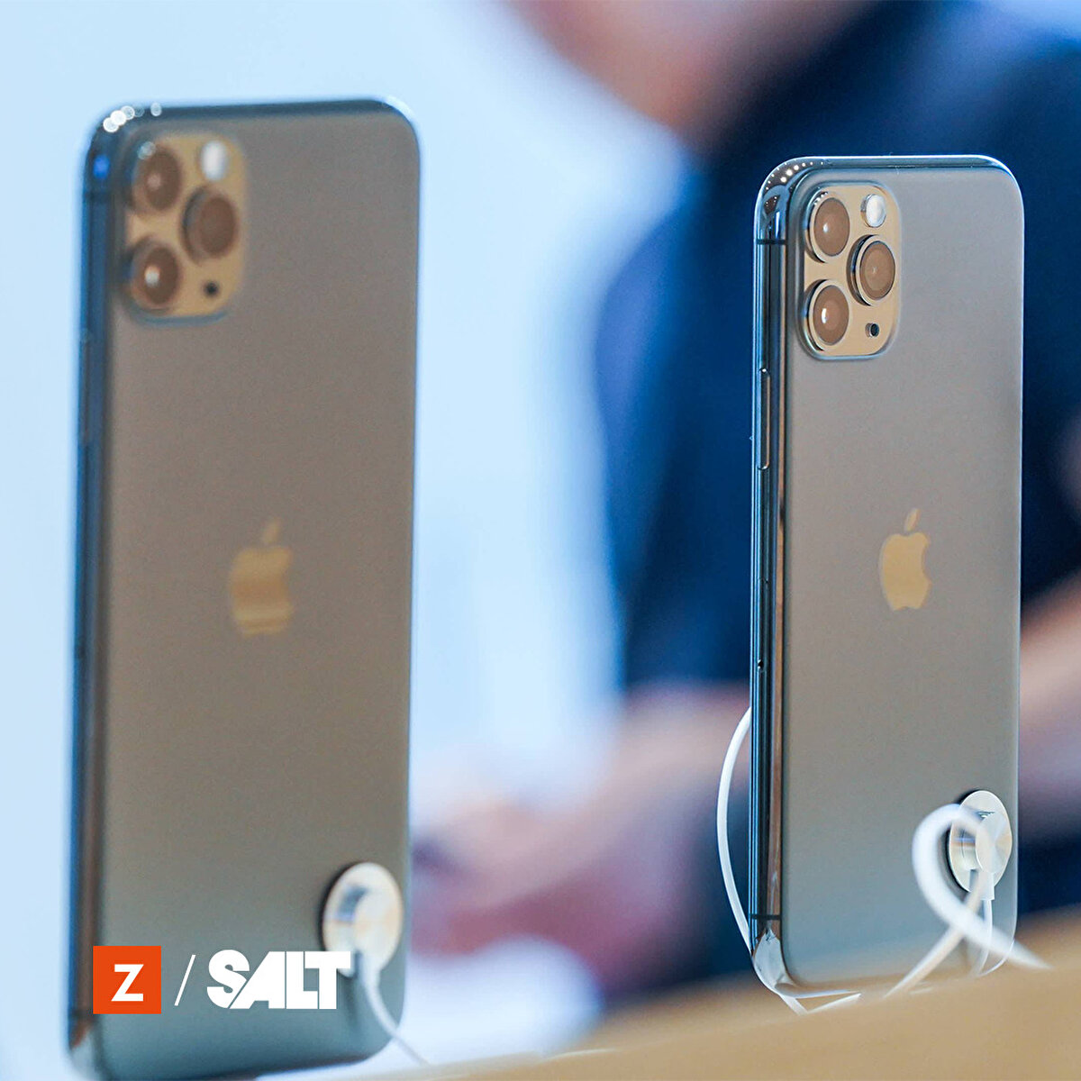 Apple Türkiye, konuyla ilgili olarak yayınladığı basın bülteninde, bu sabah Apple Bağdat Caddesi mağazasına, iPhone 14 ailesiyle tanışmak isteyen müşterilerin yoğun ilgi gösterdiğini belirtti.