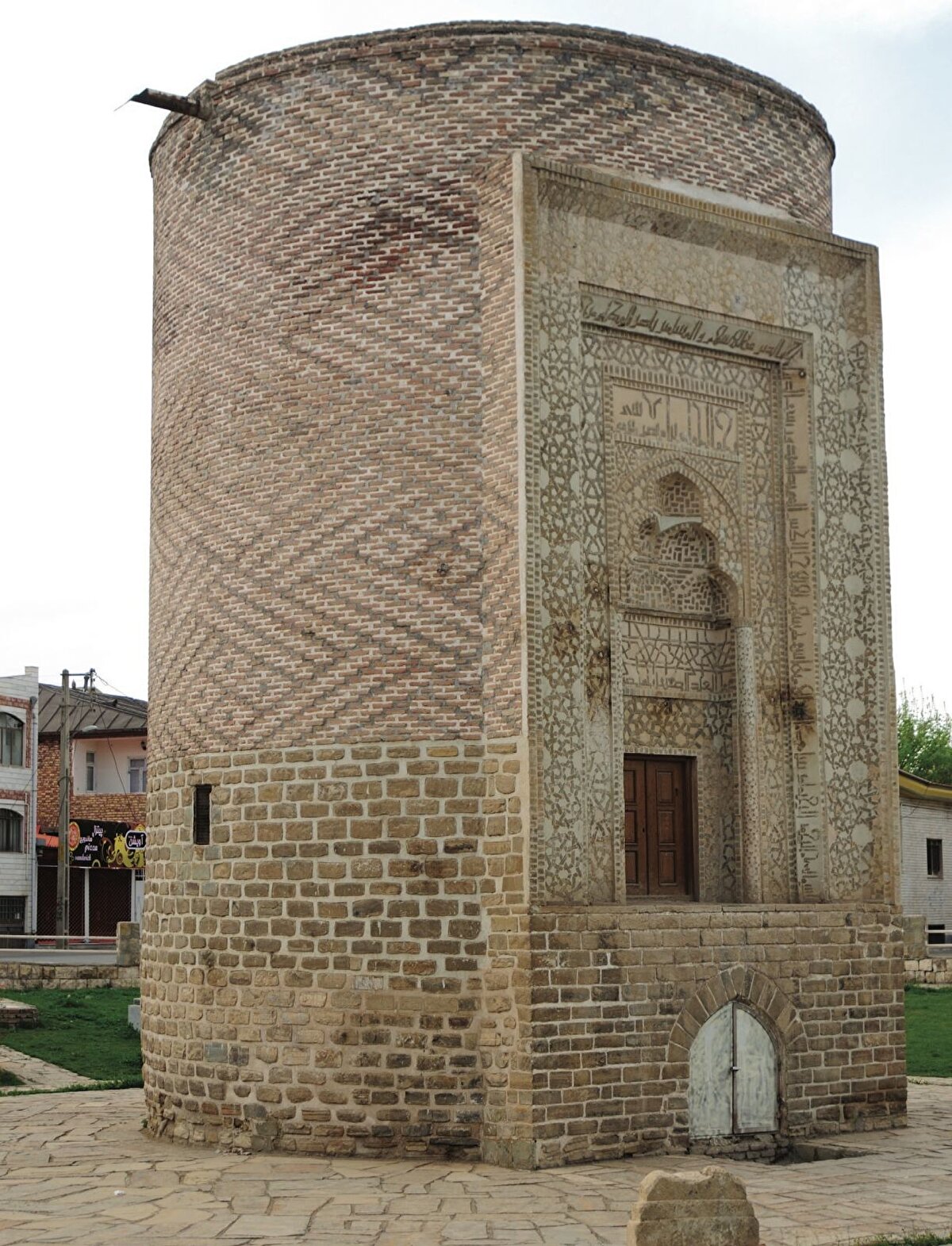 Binanın içinde bulunan ve Kufi yazılı kitabelerden, Üç Kümbet'in 1201'de dönemin Selçuklu emirlerinden Şişkat Muzafferi tarafından Mansur bin Musa adındaki mimara yaptırıldığı anlaşılıyor.