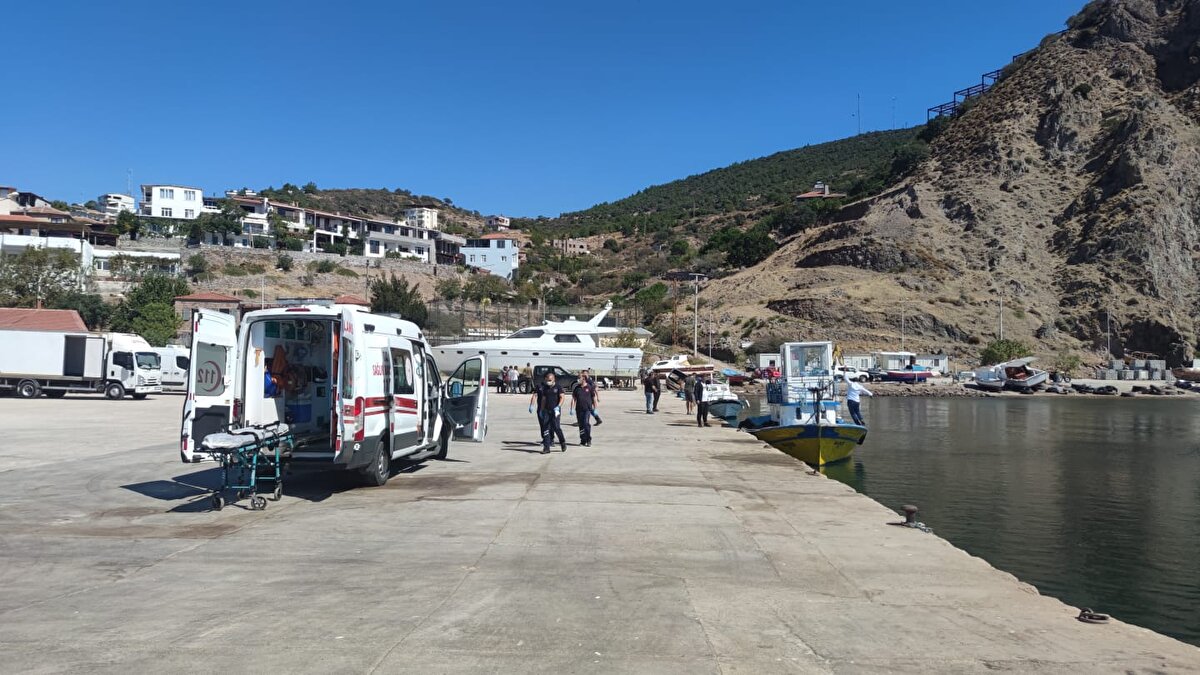 Sahil Güvenlik Komutanlığı, bugün sabah saatlerinde Çanakkale'nin Ayvacık ilçesi Babakale açıklarında yasa dışı yollarla Yunanistan'ın Midilli Adası'na gitmeye çalışan içerisinde kaçak göçmenlerin bulunduğu fiber teknenin battığı ihbarını aldı.