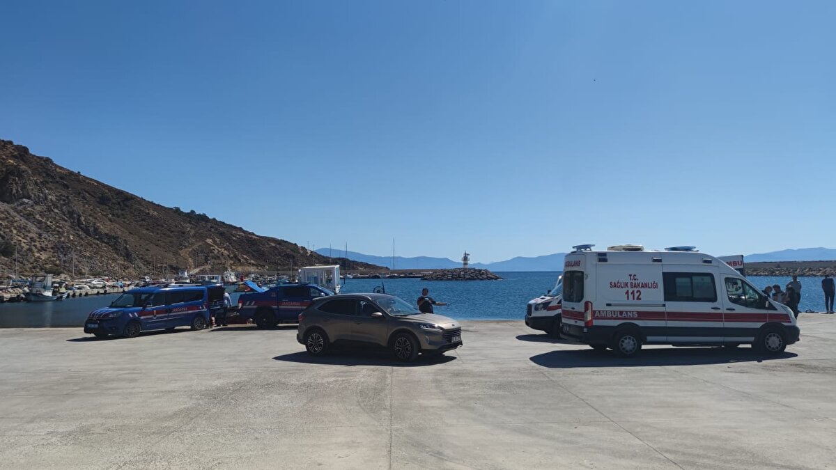 Bunun üzerine bölgeye Sahil Güvenlik ekipleri sevk edildi.<br><br>Ekipler, 15 kaçak göçmeni kurtarırken, 4'ü çocuk, 6 kişinin ise cansız bedenine ulaşıldı.