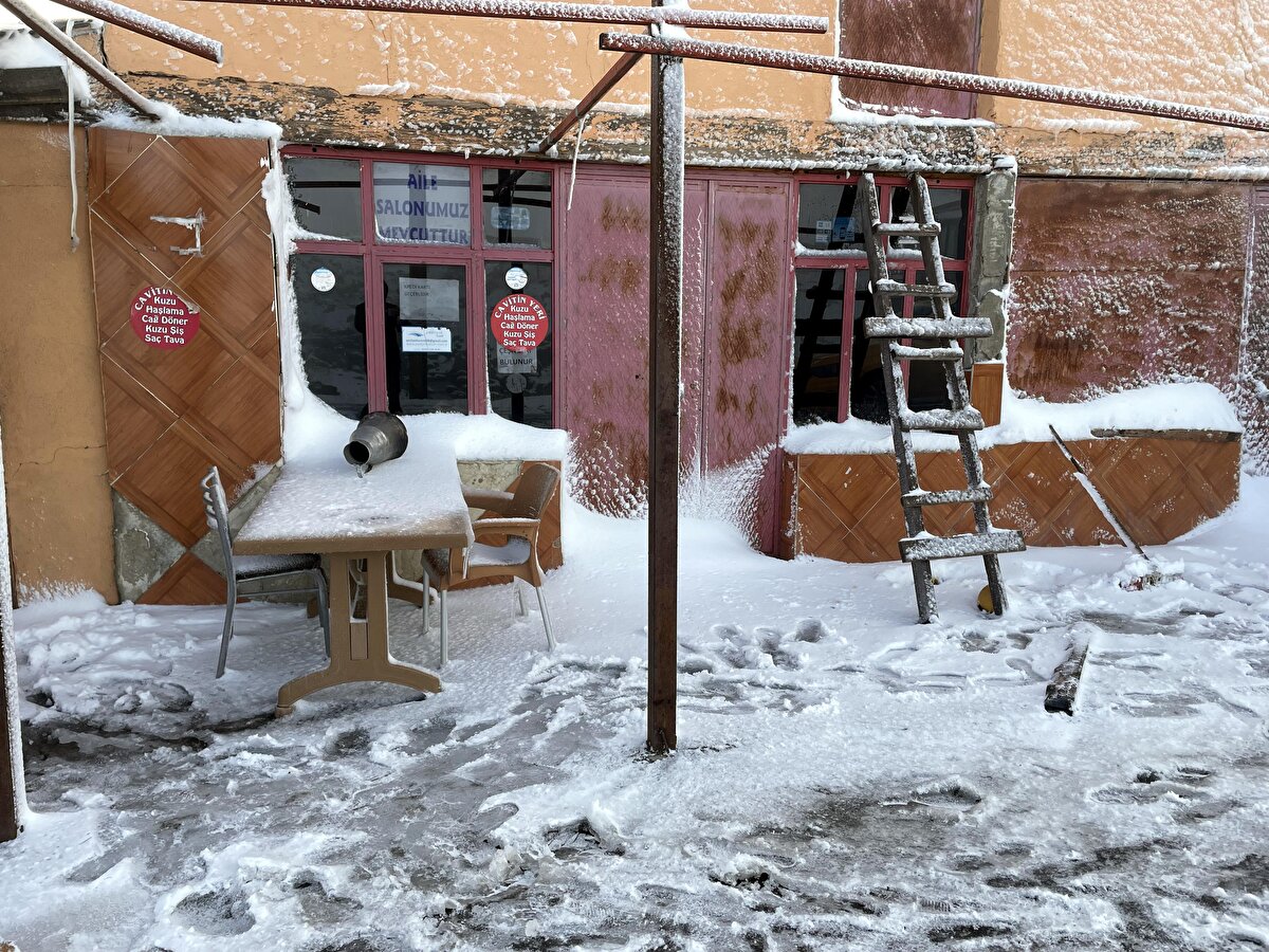 Yüksek kesimlerde etkili olan kar nedeniyle bazı dağlar beyaza büründü.<br><br>
