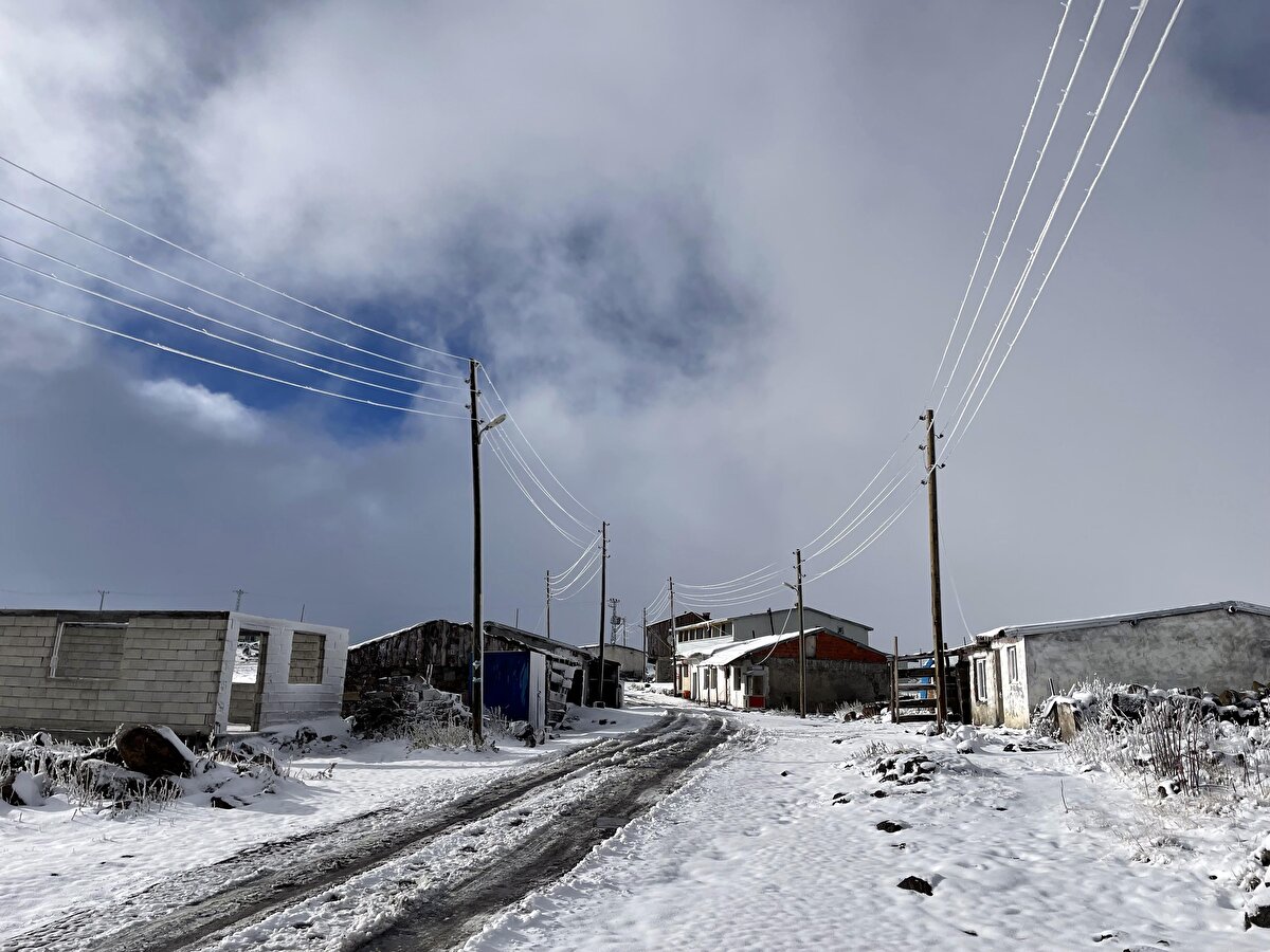 Karla kaplı yaylada yer yer sis de etkili oluyor.<br><br>