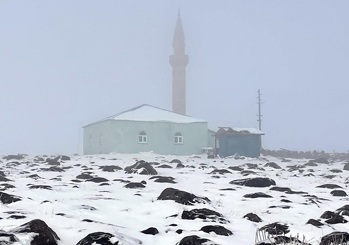 Kars'ta da iki gündür aralıklalar devam eden sağanak, sabah saatlerinde kar yağışına dönüştü.<br><br>