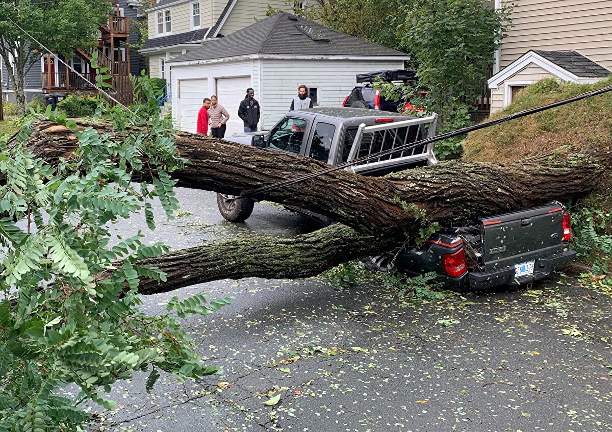 Yetkililer, Nova Scotia, Prince Edward Adası, Newfoundland ve New Brunswick eyaletlerinin yanı sıra Quebec'in bazı bölgeleri için de tropikal fırtına uyarısı yaptı. Fiona, bu haftanın başlarında Porto Riko ve Dominik Cumhuriyeti'nde büyük hasara yol açmıştı.