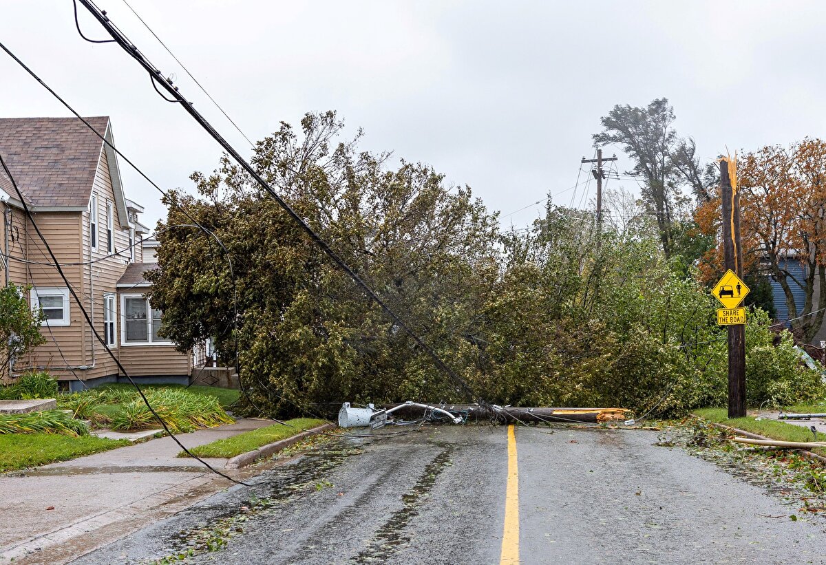 Kanada'nın Atlantik Okyanusu kıyısındaki bölgelerinde etkili olan Fiona fırtınası için hükümet orduyu Nova Scotia'ya konuşlandırılacağını açıklamıştı. Bölgede geniş çaplı elektrik kesintisi yaşandığı, telefon hatlarının çalışmadığı ve kıyılardaki birkaç evin denize sürüklendiği ifade edildi. 