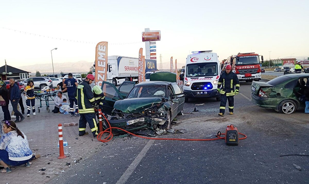 Otomobil refüjü aşıp, karşı şeride geçerek Mehmet Ünlü'nün kullandığı 64 DT 606 plakalı otomobille çarpıştı. Çevredekilerin ihbarı üzerine kaza yerine acil sağlık, itfaiye ve polis ekipleri sevk edildi. Bölgeye ulaşan itfaiye ekipleri, araçlarda sıkışan sürücü ve yolcuları çıkardı.