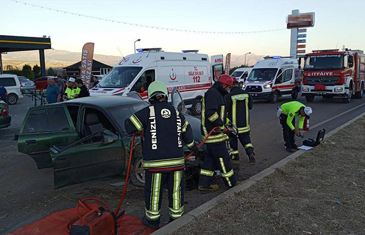Kaza, dün Denizli-Antalya kara yolu Cumhuriyet Mahallesi'nde meydana geldi. Antalya istikametinde seyreden Erkan Ramazan Özcan yönetimindeki 20 YA 611 plakalı otomobil, sürücüsünün direksiyon hakimiyetini kaybetmesiyle kontrolden çıktı. 