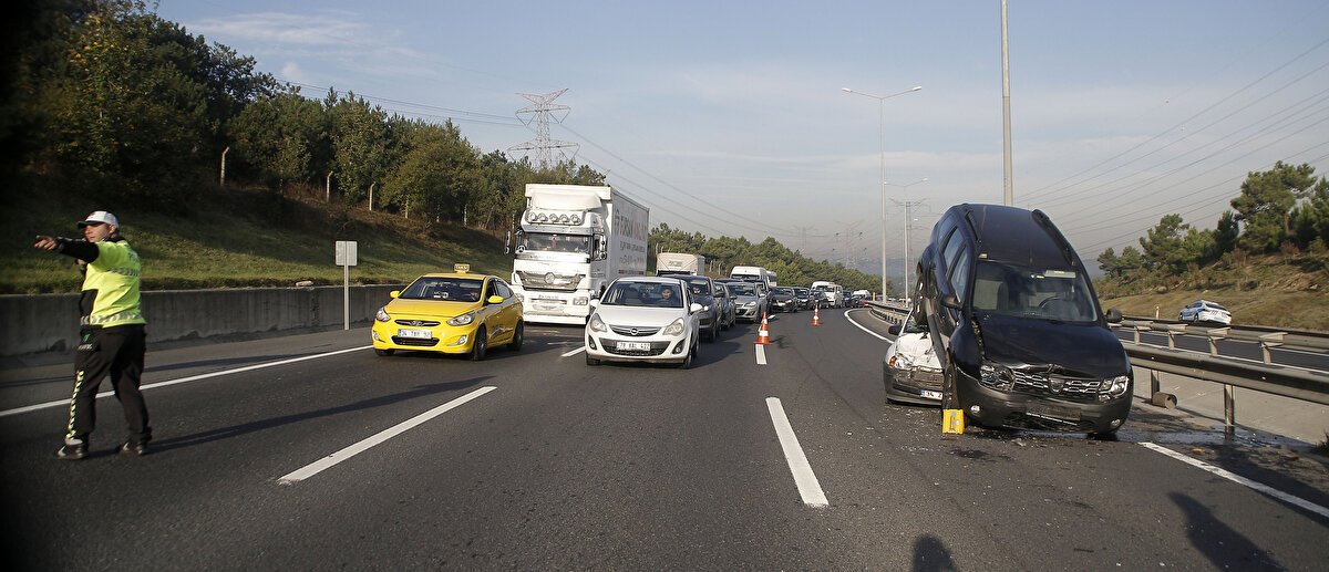 Ümran Durmuş'un kullandığı otomobil de zincirleme kazaya dahil oldu. Durmuş'un otomobili, çarptığı aracın altına girdi. Kazada, şans eseri yaralanan olmazken, Fatih Dilsiz'in otomobilinin arkadan gelen otomobilin üzerine çıkması ilginç görüntülere neden oldu.<br><br>