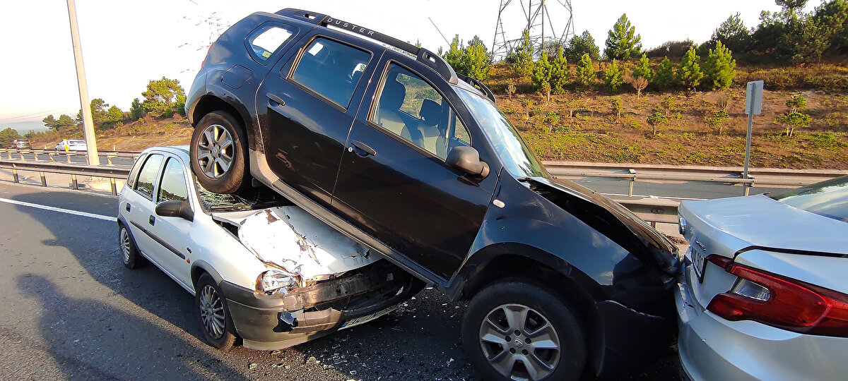 İstanbul Eyüpsultan'daki zincirleme kazada bir otomobil arkadan çarptığı aracın altına girdi.<br>