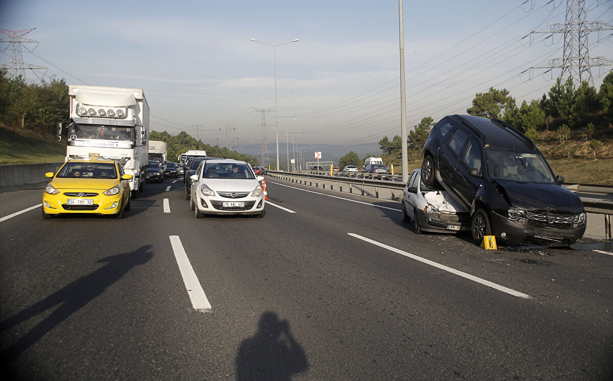 Kaza, D-020 Otoyolu Kemerburgaz-Hasdal yönünde saat 07.30 sıralarında meydana geldi. Hasdal yönünde ilerleyen 34 CBR 857 plakalı otomobilin sürücüsü iddiaya göre, önündeki araç ani manevra yapınca frene bastı.<br><br>