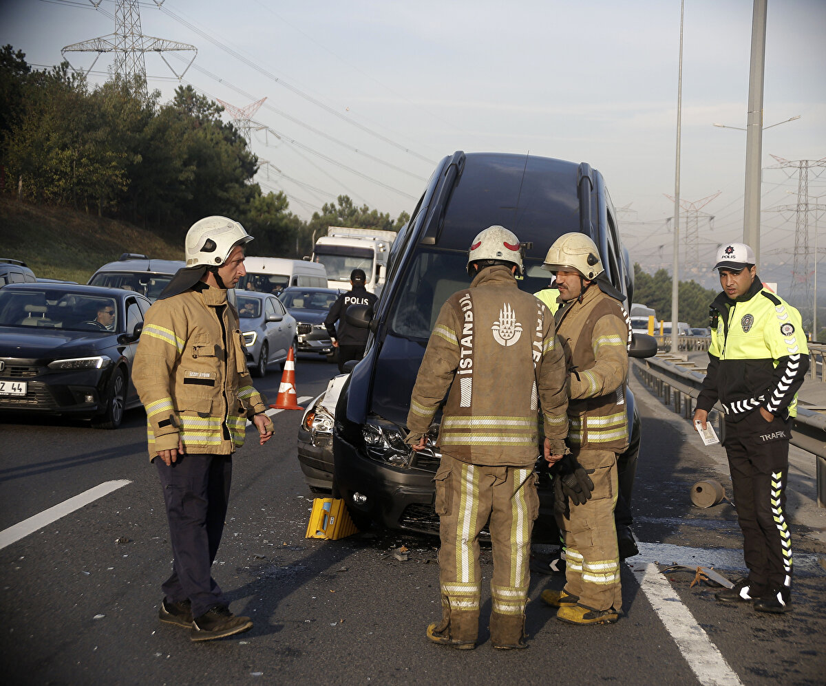 Kaza nedeniyle trafik akışı tek şeritten sağlandı, Kemerburgaz-Hasdal yönünde kilometrelerce trafik oluştu. <br><br>