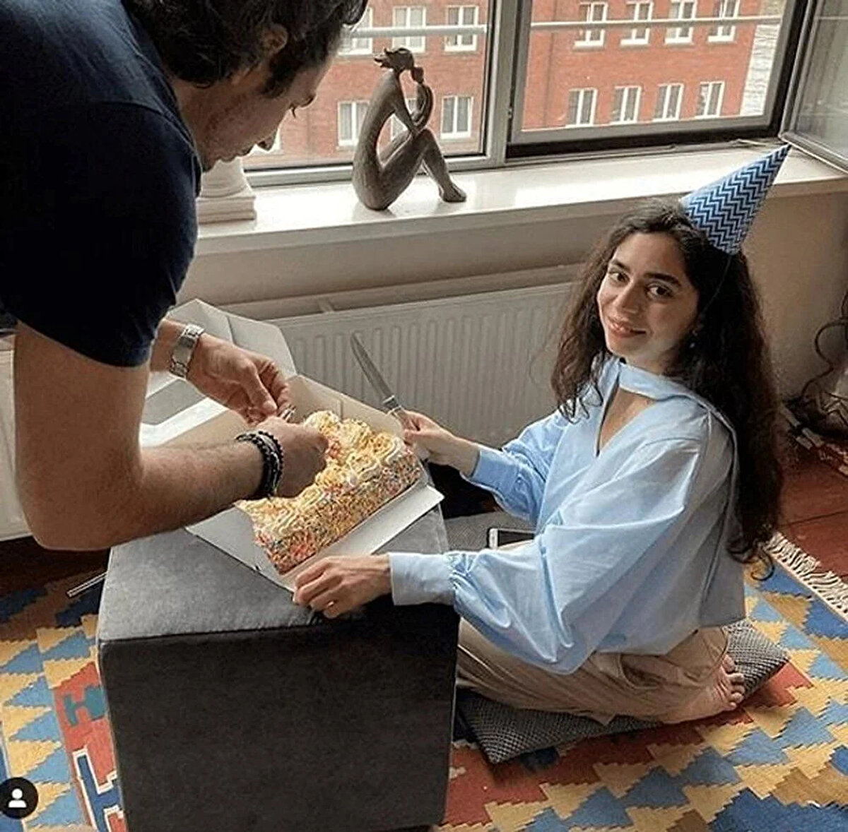 "Nişandan sonra eşimle Türkiye'ye tatile geldik. Alexander, Çukurova'nın sıcağı karşısında çok şaşırdı. Birlikte Boğsak Koyu'na gittik. Çocukluğumdan beri gittiğim o yer Alexander'ın da favorisi oldu" diyen Macit, Prens'in Türkiye ziyaretinde en çok şaşırdığı şeyin, insanların birbirlerini tanımasalar bile birbirlerine yardım etmeleri olduğunu aktardı.<br><br>