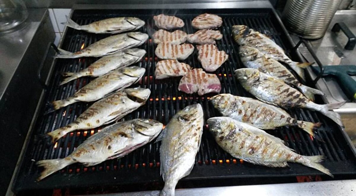 KILÇIK SIRTA VURULARAK ÇIKARILMAYA ÇALIŞILMAMALI <br><br>Boğaza balık kılçığı kaçtığında kişiye müdahale edilmemesi gerektiğini vurgulayan Op. Dr. K. Ali Rahimi, “Kılçığın yemek borusuna ya da nefes borusuna inmemesi için kişinin sırtına vurmak, su içmek veya ekmek yemek tehlikelidir ve tavsiye edilmez. Su içmek ya da ekmek yemek kılçığı aşağı yönde itecektir ancak kılçığın aşağı doğru itilmesi değil ağızdan çıkarılması gerekiyor” ifadelerini kullandı.