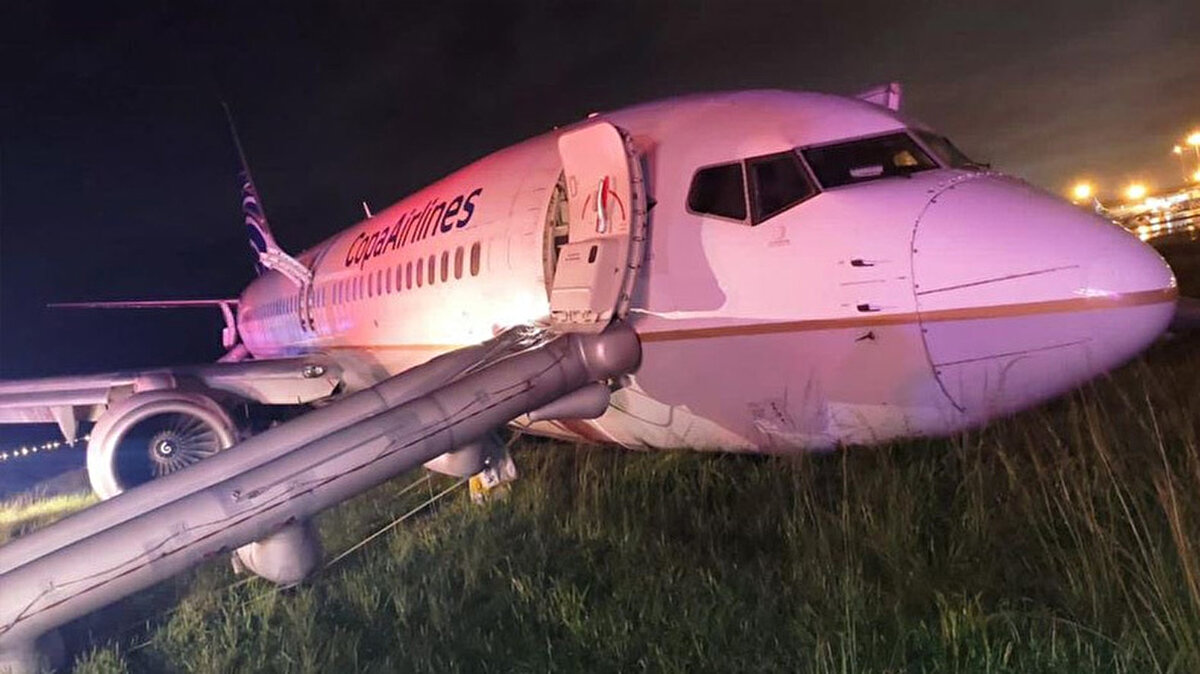 CM135 sefer sayılı Boeing 737-800 tipi uçak, pistten çıkarak yumuşak zemine daldı. <br>