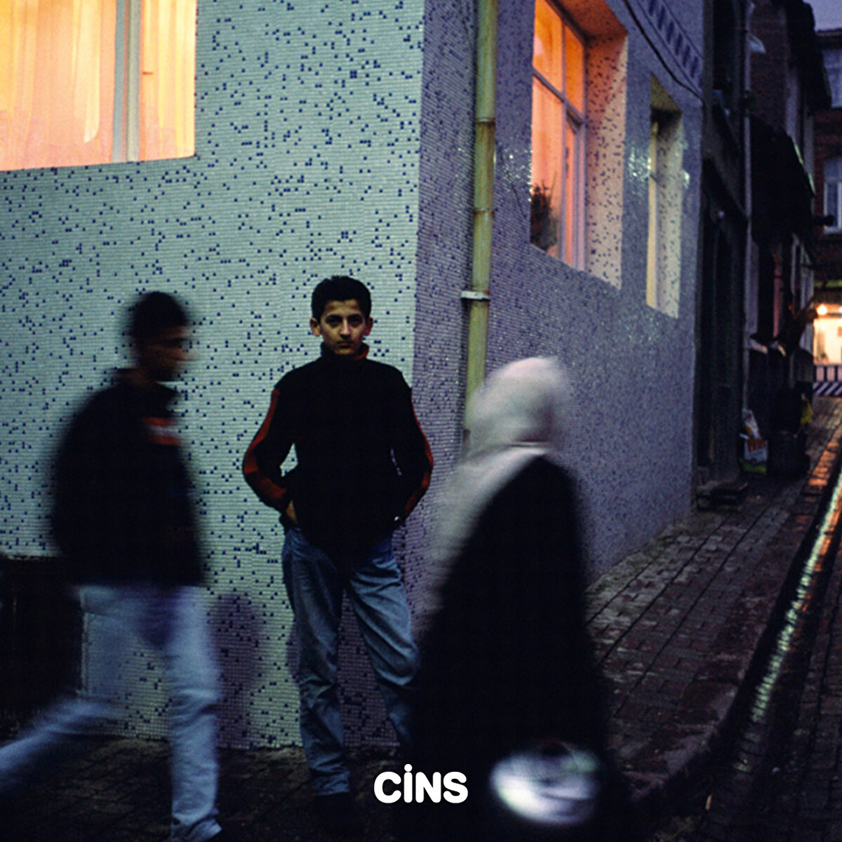 Sokaktan öylece geçip gidenler