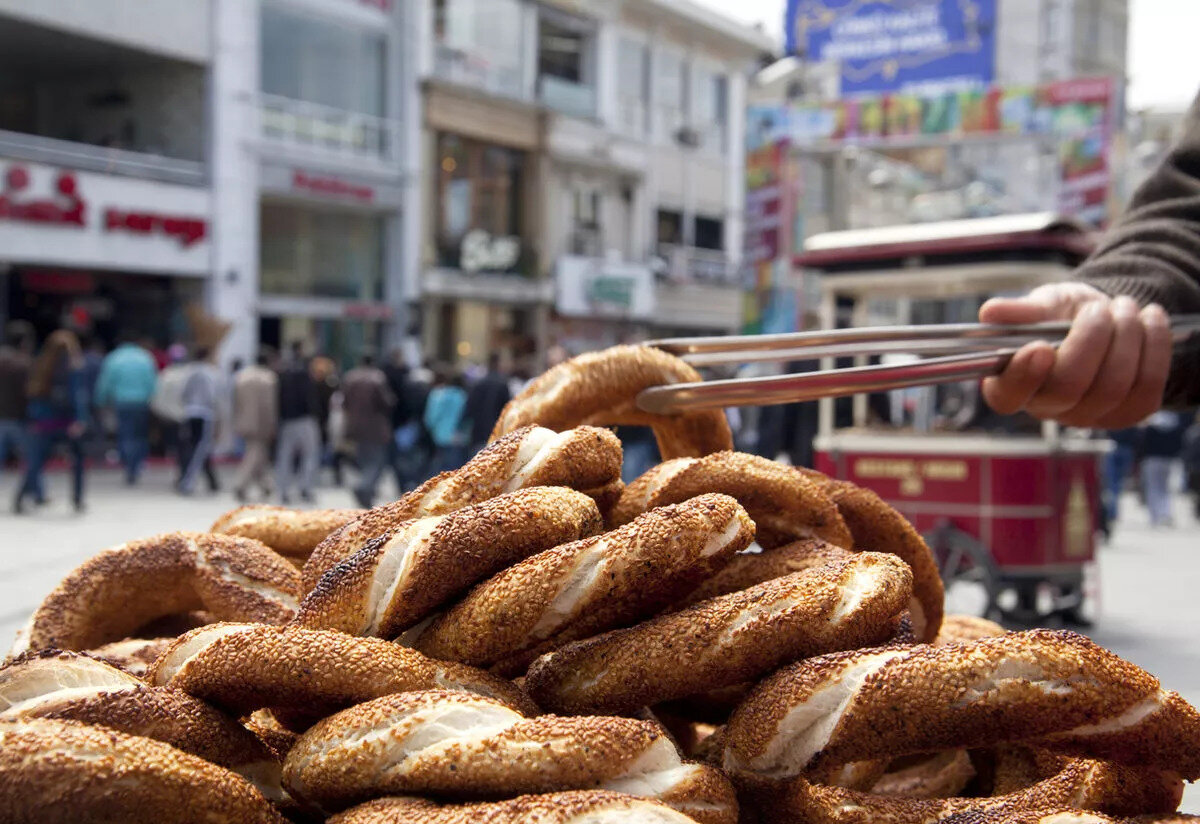 Bazı yiyecek ve içeceklerin içinde bulunan maya proteinine vücudun duyarlılık göstermesi, maya alerjisi olarak açıklanıyor. Vücut, alerji yapan maddeyi atabilmek için çeşitli antikorlar üretiyor.<br><br>