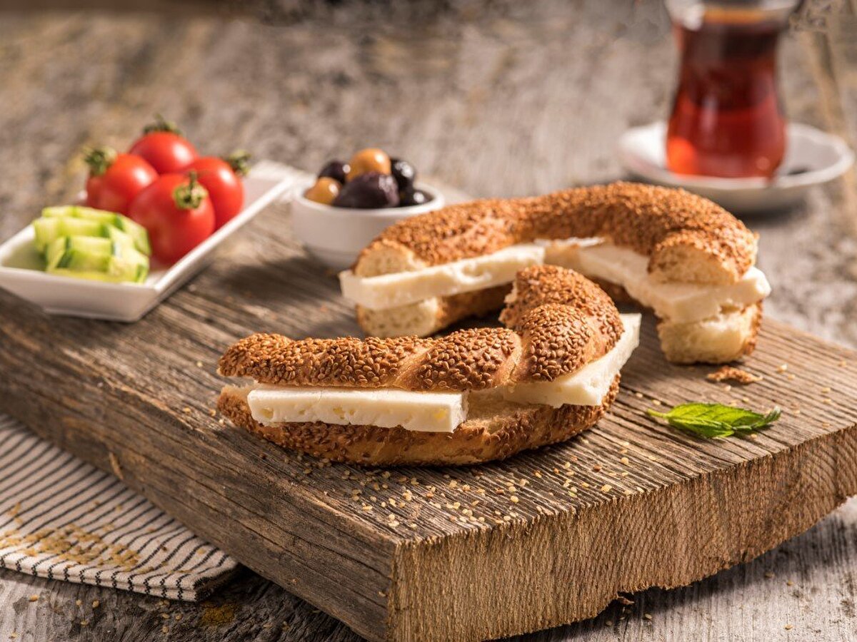 Bu şekilde duyarlılığı, gıda alerji testiyle belirlenmiş kişide maya içeren herhangi bir besin tüketildiğinde çeşitli belirtiler ortaya çıkıyor.<br><br>