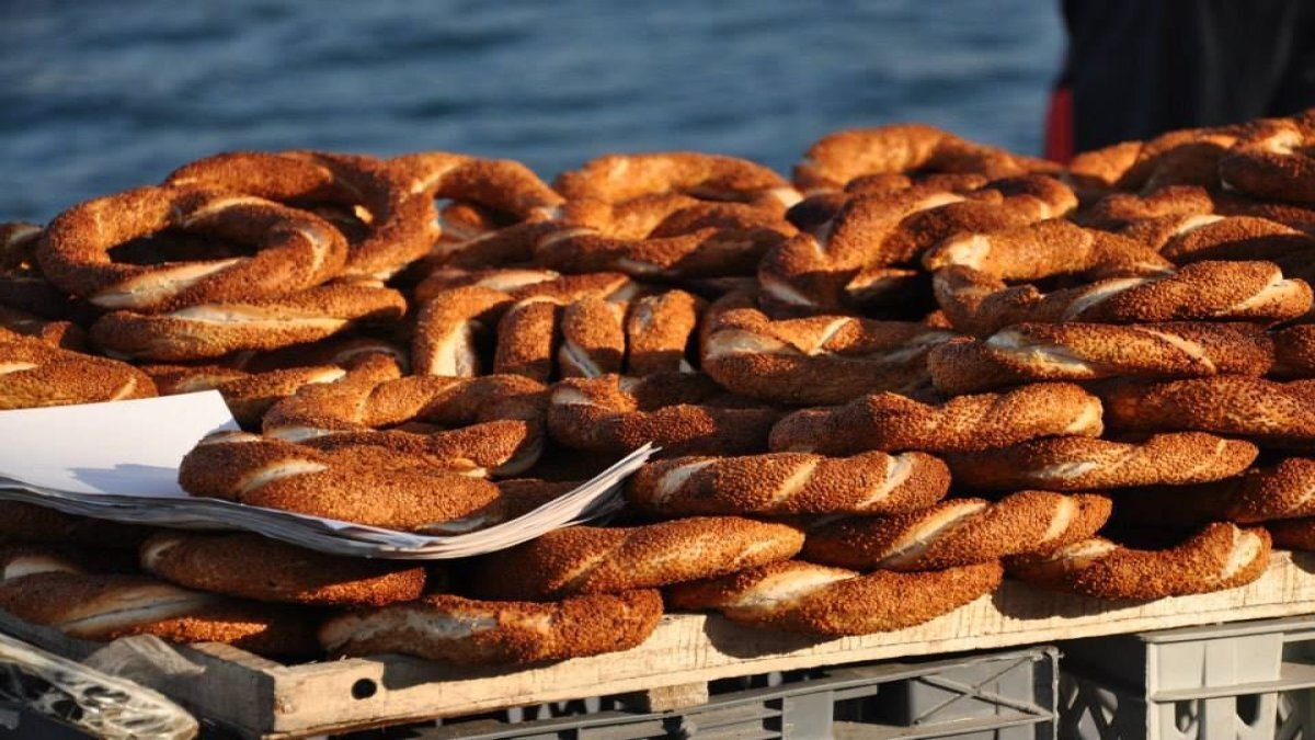 Maya alerjisinin belirtileri kişiden kişiye göre değişebilir.<br><br>Genelde tüm vücudu etkilemekle birlikte en büyük belirtisi cilt reaksiyonlarıdır.<br><br>