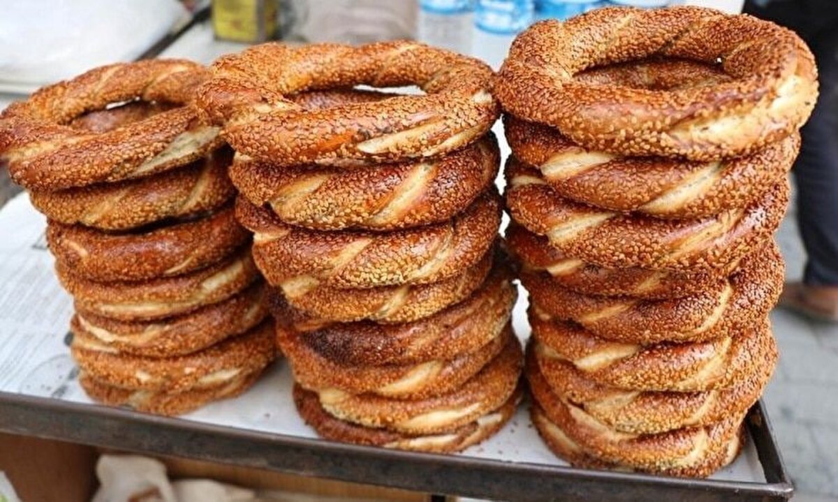 Maya alerjisi olan kişilerin maya içeren yiyecek ve içeceklerden uzak durmaları gerekir.<br><br>Maya içeren bu besinler; başta ekmek ve ekmek türevleri olan simit, poğaça, kurabiye, kek gibi pasta ürünleri, peynir, yoğurt, kefir gibi süt ürünleri, turşu, sirke, mayadan elde edilen soslar ketçap, hardal, soya sosu, et suyu tabletleri, kurutulmuş meyveler ve malt içeceklerdir.