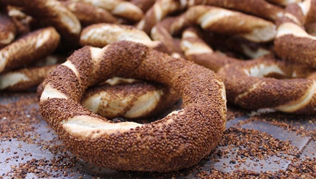 B vitamini et, balık, yumurta gibi hayvansal kaynaklı gıdalarda bulunabildiği gibi kuruyemiş, koyu yeşil yapraklı sebzeler gibi bitkisel kaynaklı gıdalarda da bulunur.<br><br>